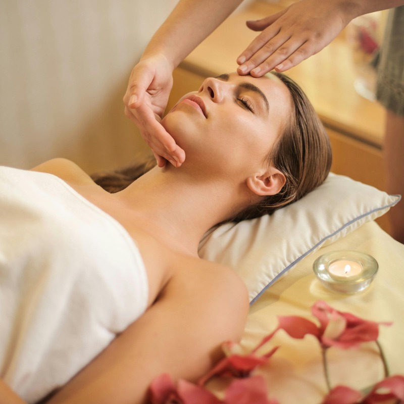 Osteopatía Craneal Osteópata realizando métodos de osteopatía craneal