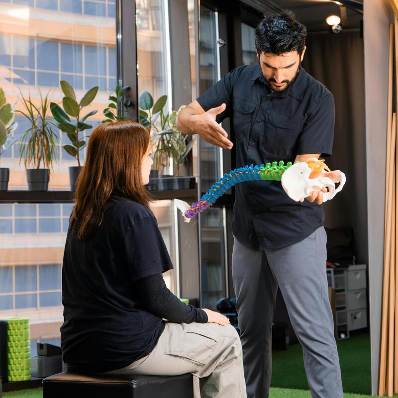 Osteopatía Estructural Osteópata en Huelva explica a paciente que es osteopatía estructural